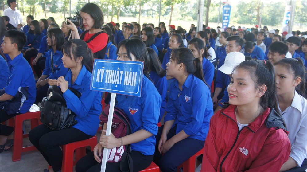 Đại biểu cùng đông đảo học sinh tham gia ngày khai giảng và kỷ niệm 10 năm thành lập trường