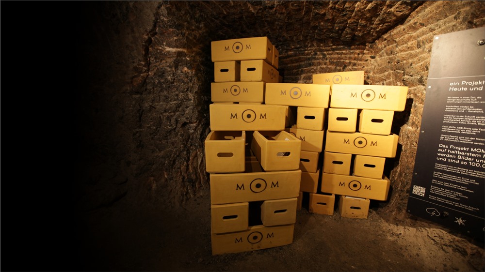 50 thùng chứa 500 tấm gốm của Martin nằm trong mỏ muối.