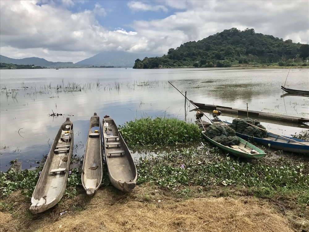 Những con thuyền độc mộc cuối cùng trên hồ Lắk. Ảnh: H.V.M