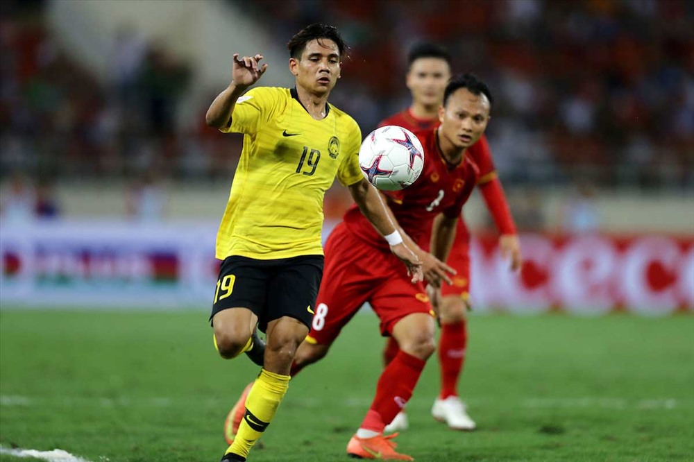 ĐT Malaysia (áo vàng) cần phải thắng Myanmar ở lượt đấu cuối nếu muốn đi tiếp. Ảnh: AFF