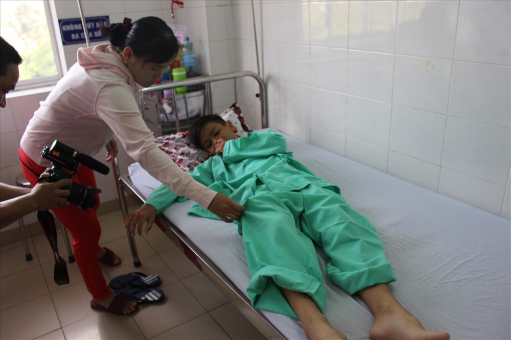 Một học sinh bị thương được điều trị tại bệnh viện.