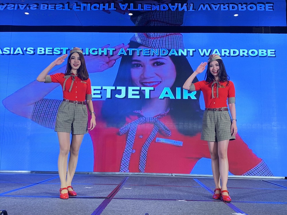 Các tiếp viên hàng không xinh đẹp trình diễn bộ đồng phục nổi tiếng của Vietjet.