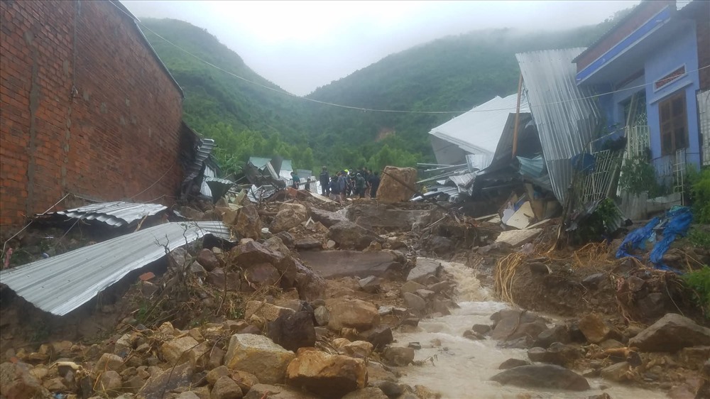 Đất đã đổ ập vùi lấp nhiều nhà dân ở thôn Thành Phát (xã Phước Đồng, TP Nha Trang) vào sáng nay 18.11. Ảnh: P.L