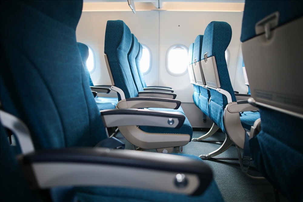 Ghế ngồi rộng 18 inch, thiết kế mỏng hơn phiên bản cũ tạo sự giãn cách lớn, mang đến không gian cá nhân rộng hơn và sự thoải mái tối đa cho hành khách.