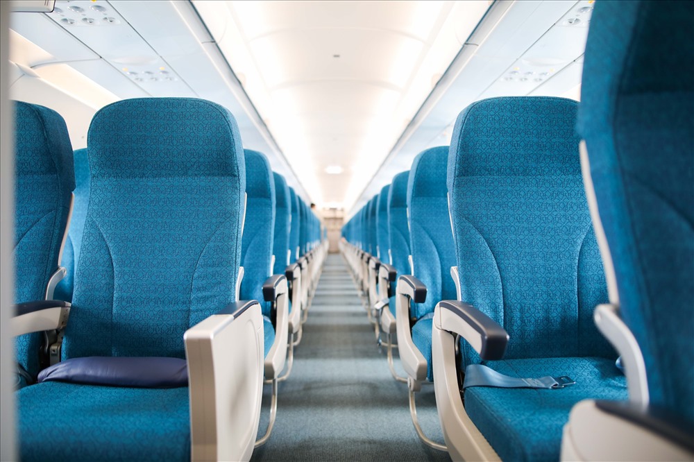 Máy bay được thiết kế 203 chỗ ngồi, chia thành hai hạng ghế riêng biệt với 8 ghế hạng thương gia và 195 ghế hạng phổ thông.