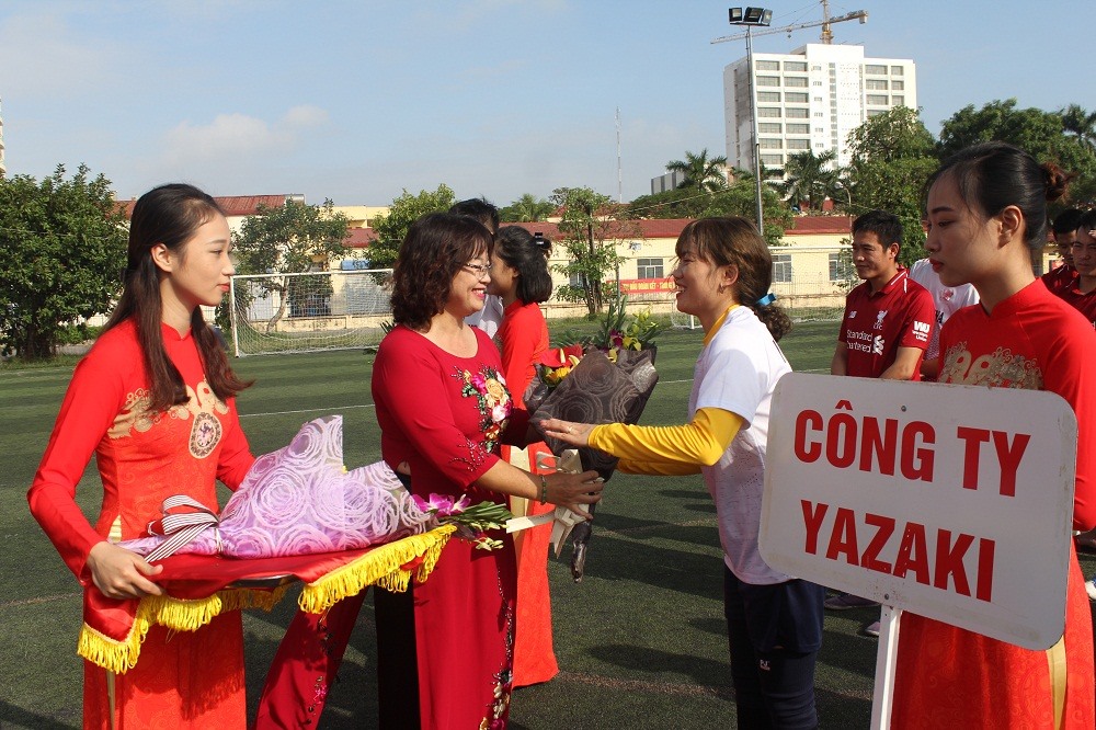 Bà Phạm Thị Hằng tặng hoa và cờ lưu niệm cho các đội bóng.