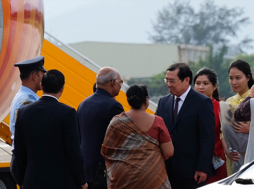 Ông Huỳnh Đức Thơ - Chủ tịch UBND TP Đà Nẵng đón Tổng thống Ấn Độ và Phu nhân. Ảnh: Hoàng Vinh