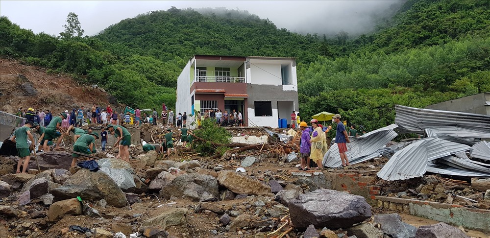 Khu vực P. Vĩnh Hòa hồ chứa nước nhân tạo bị vỡ khiến 3 người bị lũ cuốn và nhiều ngôi nhà cao cấp cũng tan hoang. Ảnh: M.H