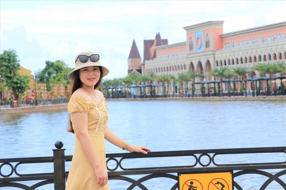 Du khách đến tham quan, chụp ảnh tại phố Tây trong Vinpearl Land. Ảnh: T.T