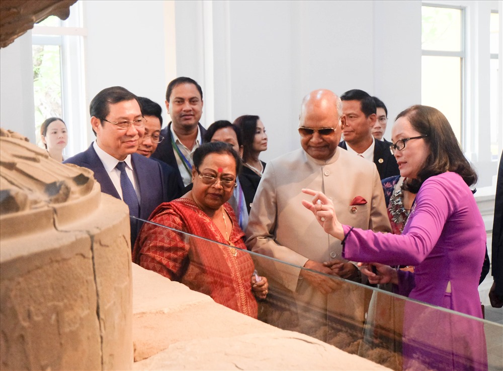 Tổng thống và Phu nhân đã được nghe giới thiệu về các hiện vật điêu khắc được trưng bày tại Bảo tàng điêu khắc Chăm.