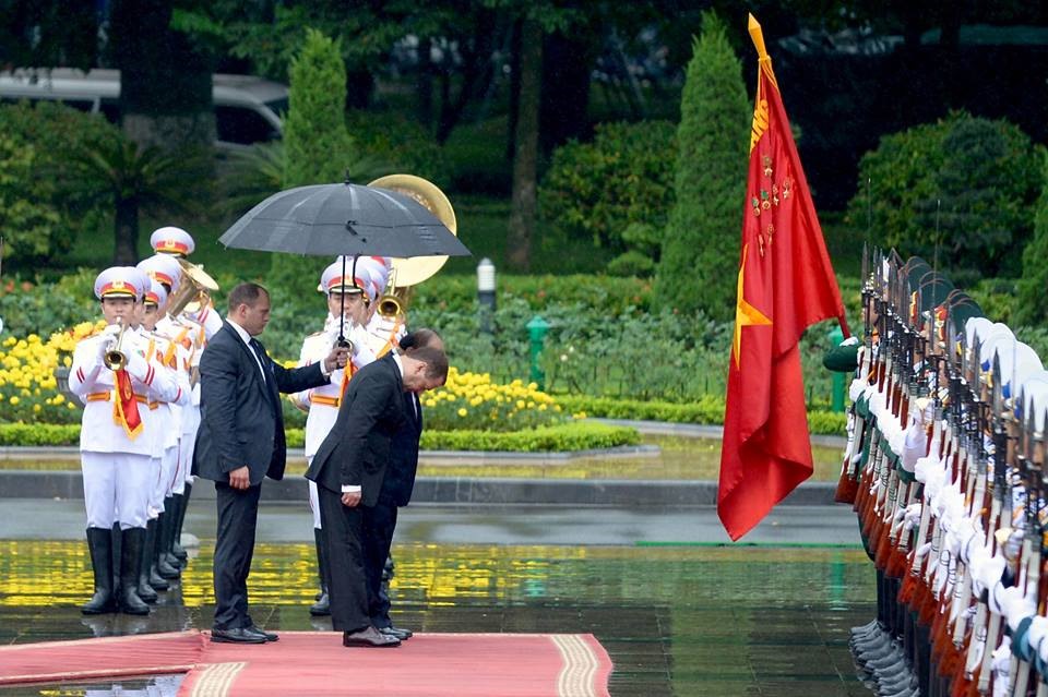 Thủ tướng Nguyễn Xuân Phúc và Thủ tướng Liên bang Nga Dmitry Medvedev duyệt Đội danh dự Quân đội nhân Việt Nam. Ảnh: Sơn Tùng – Dương Quốc Bình.