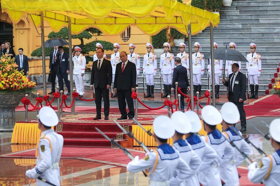 Thủ tướng Nguyễn Xuân Phúc và Thủ tướng Liên bang Nga Dmitry Medvedev tại lễ đón. Ảnh: Sơn Tùng – Dương Quốc Bình.