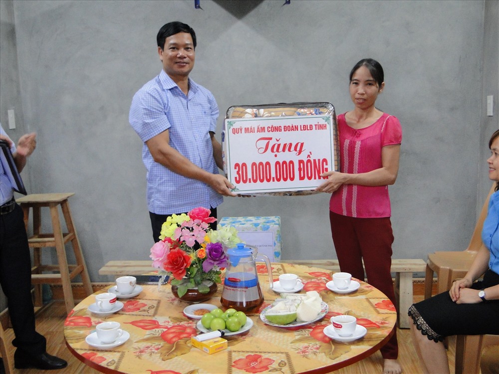 Đồng chí Nguyễn Thái Dương - Phó Chủ tịch LĐLĐ tỉnh Thái Bình - trao Mái ấm Công đoàn cho đoàn viên Phạm Thị Lành.