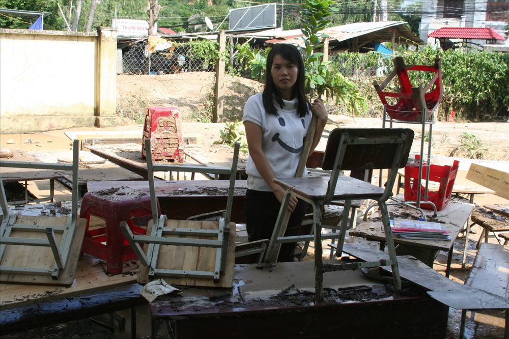 Lên trường từ sáng sớm cô Nguyễn Thị Phương Dung và chồng lặng người, không biết dọn từ đâu khi 3/5 phòng không thể mở được do nước bùn, rác chèn cứng cửa. Ảnh: P.Linh