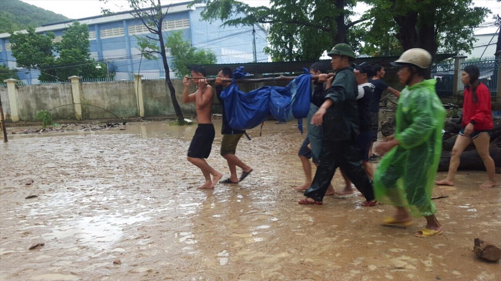 Một thi thể nạn nhân được đưa ra khỏi điểm sạt lở khu dân cư Xóm Núi, thôn Thành Phát, xã Phước Đồng, Nha Trang. Ảnh: PV