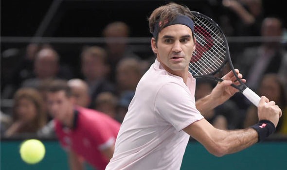 Federer không mấy khó khăn để vượt qua Fognini ở vòng 3 Rolex Paris Masters. Ảnh: Getty Images.