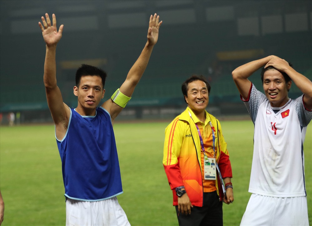 Đẵng sau những thành công của bóng đá Việt Nam thời gian qua là bóng dáng của trợ lí Lee Young-jin, trợ thủ đắc lực của HLV Park Hang-seo. Ảnh: Đ.Đ