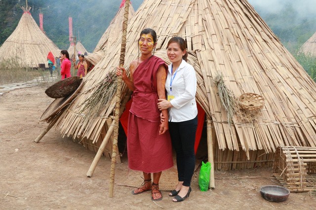 Hầu hết mọi người đều rất thích thú khi được tận mắt đến tham quan làng thổ dân trong phim, cũng như được chụp ảnh lưu niệm với các thổ dân. Ảnh:ThaiBa