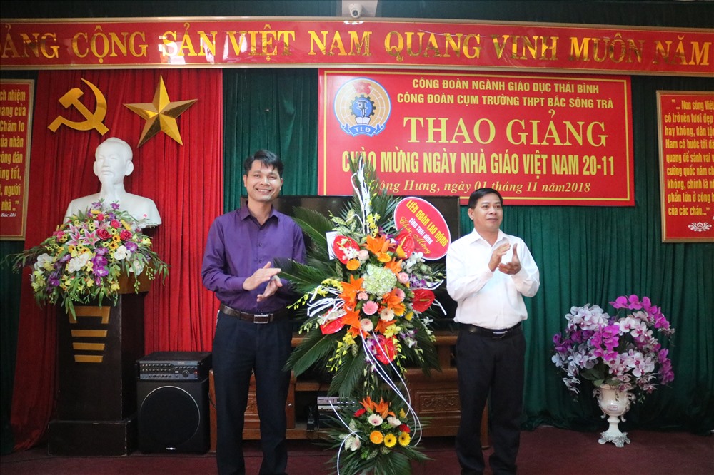 Đồng chí Trần Văn Toản – Phó Chủ tịch LĐLĐ tỉnh Thái Bình - tặng hoa chúc mừng Công đoàn GDĐT tỉnh Thái Bình.