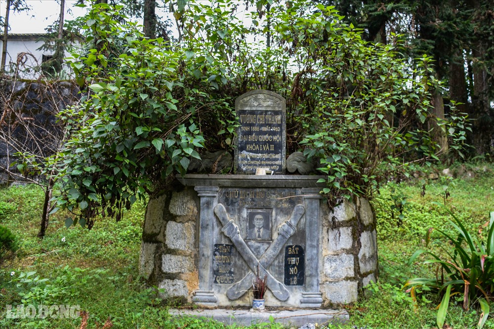Khu mộ cổ trước dinh thự họ Vương ở xã Sà Phìn
