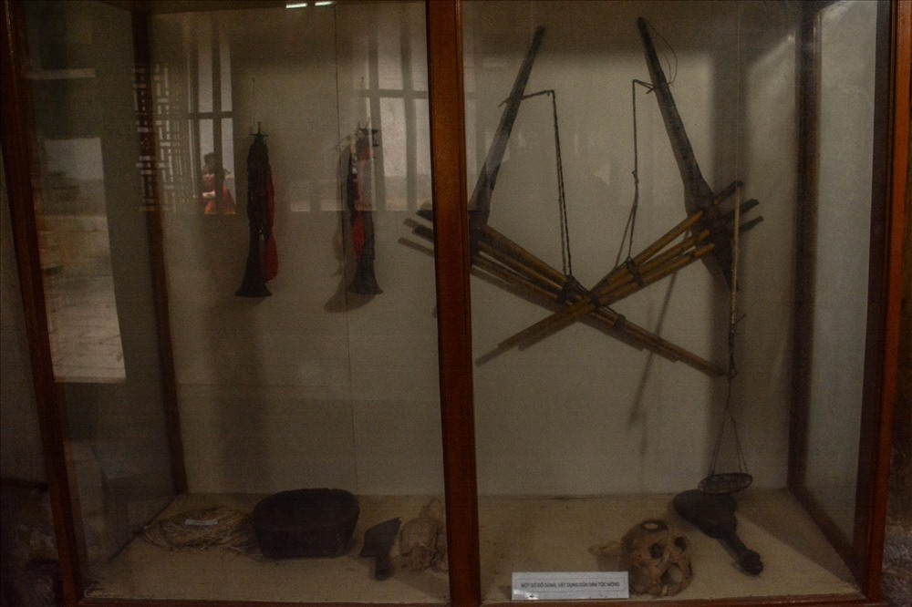 Một số vật dụng được trưng bày bên trong dinh thự.