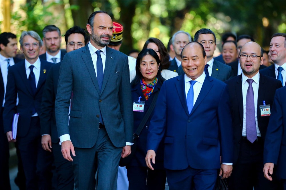 Hai nhà lãnh đạo tới thăm Khu di tích Chủ tịch Hồ Chí Minh trong Phủ Chủ tịch. Ảnh: Sơn Tùng. 
