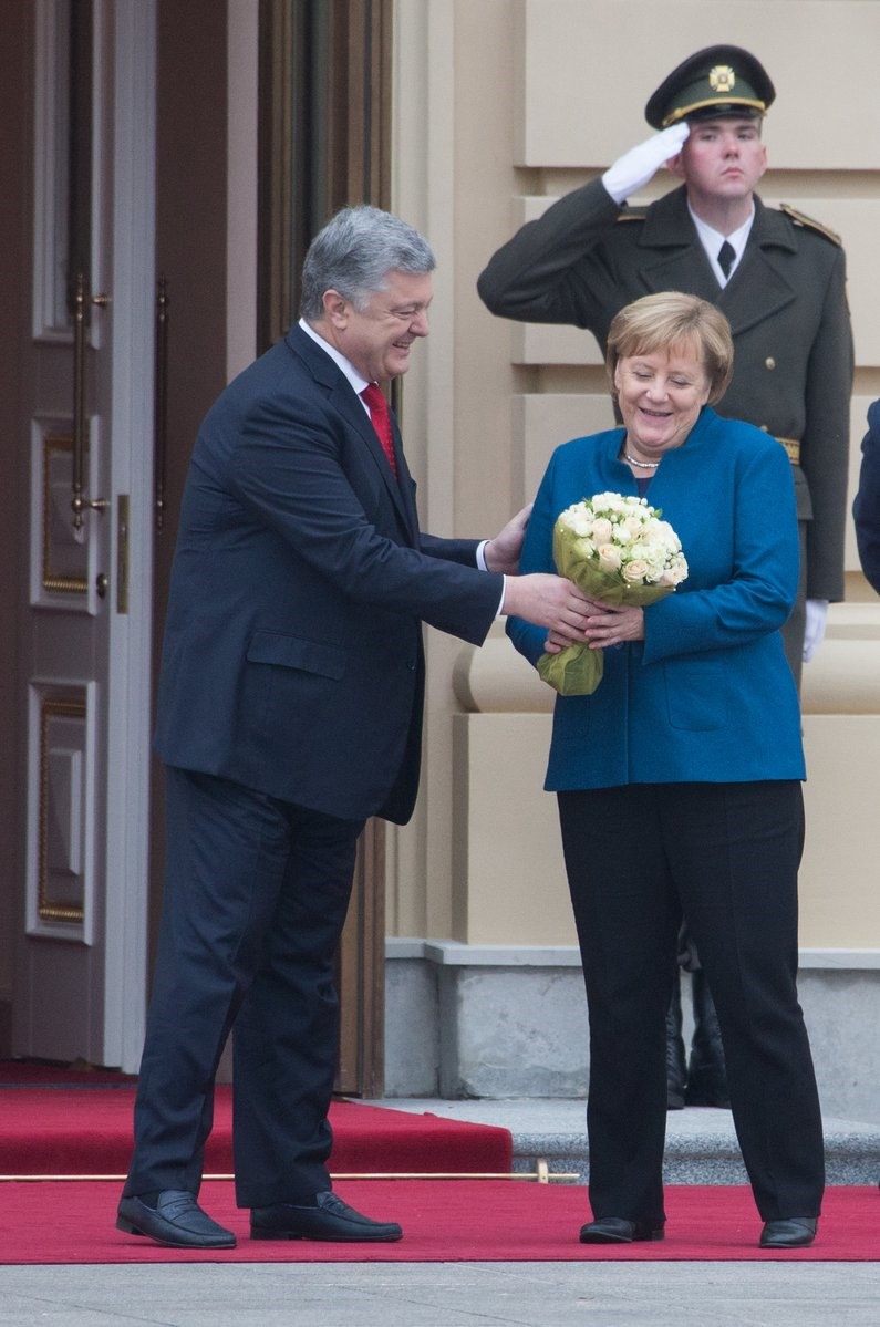 Tổng thống Poroshenko tặng hoa Thủ tướng Merkel.