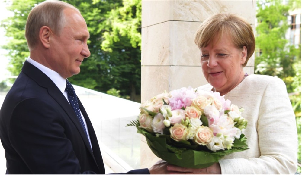 Tổng thống Putin tặng hoa Thủ tướng Merkel.