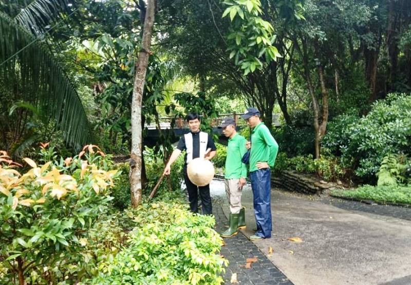 Anh Hoàng Ngọc Tuấn trao đổi với nhân viên cảnh quan về cách chăm sóc cây ở khu nghỉ dưỡng