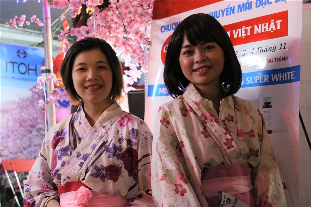 Khác với các trang phục truyền thống của các quốc gia khác; Kimono không giống nhau mà có sự phân chia khác biệt. Tùy theo lứa tuổi; tầng lớp xã hội hay tùy theo từng mùa cụ thể trong năm; mà ta có những loại màu áo và kiểu dáng Kimono rất riêng. Ảnh: BT