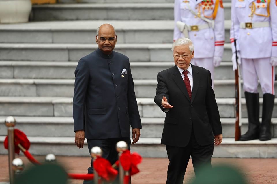 Tổng Bí thư, Chủ tịch Nước Nguyễn Phú Trọng và Tổng thống Ấn Độ Ram Nath Kovind trong lễ đón tại Phủ tịch. 