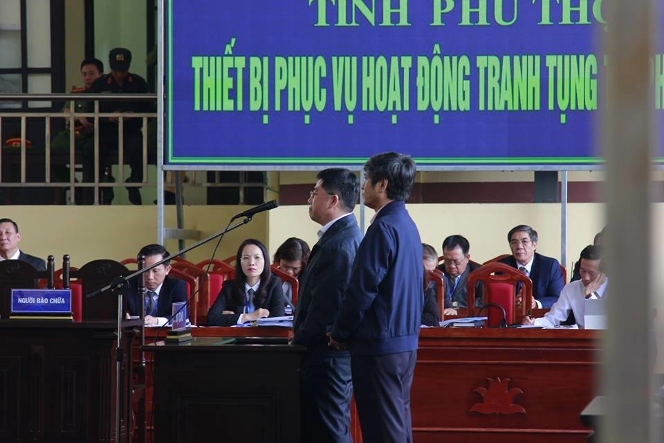 Ông Nguyễn Thanh Hóa (bìa phải).