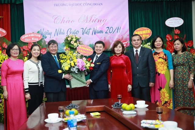Phó Chủ tịch Thường trực Tổng LĐLĐVN Trần Thanh Hải thăm, tặng hoa, chúc mừng cán bộ, nhà giáo Trường Đại học Công đoàn. Ảnh: Hải Nguyễn