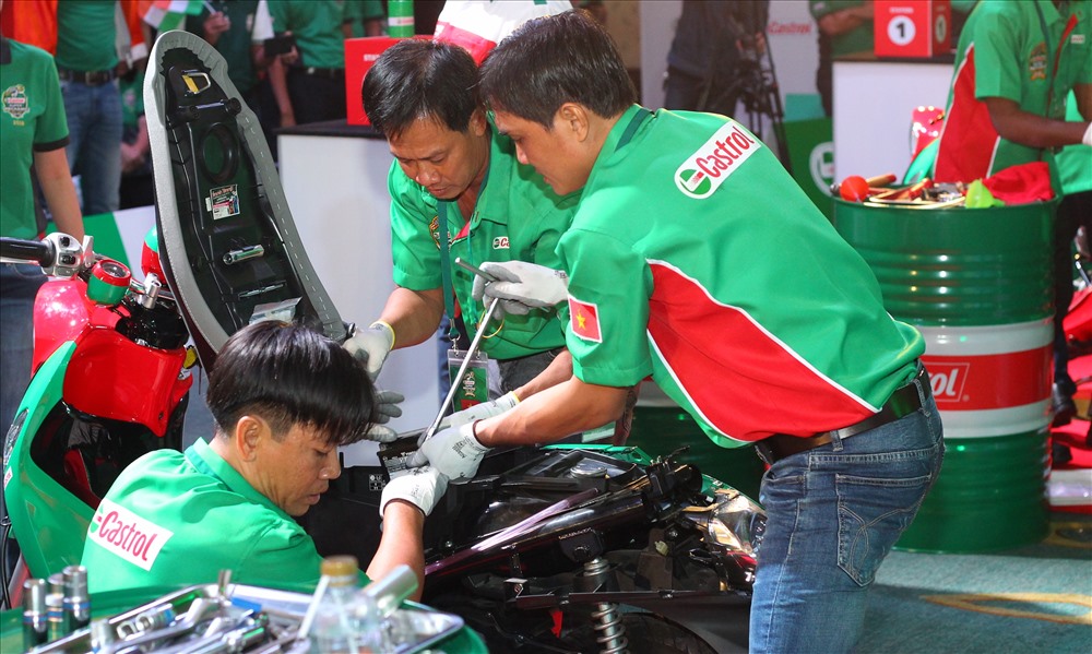 3 thợ máy của Việt Nam gồm anh Nguyễn Hoàng Khanh, Lê Huy Bình và Lê Minh Hiếu trong phần thi thứ 3