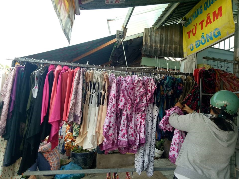 Sau giờ làm, công nhân nghèo tới mua quần áo ở cửa hàng 0 đồng của cô giáo  