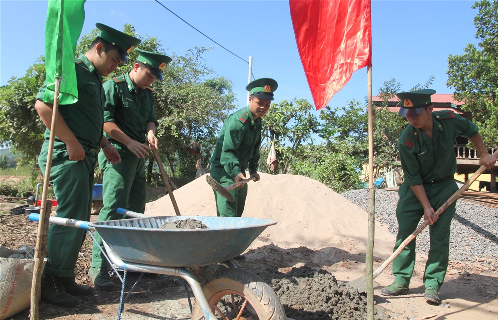 Cán bộ, chiến sĩ Đồn Biên phòng Thuận hỗ trợ ngày công giúp xây dựng nhà tình nghĩa. Ảnh: Hưng Thơ.