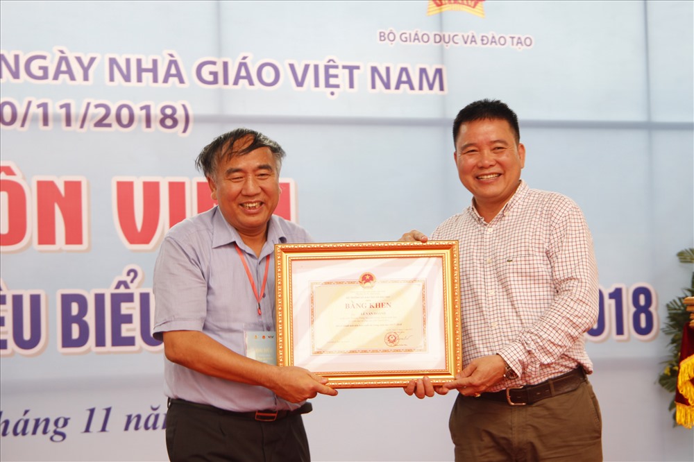 Thầy Lê Văn Hoành là 1 trong 183 giáo viên được vinh danh nhà giáo tiêu biểu 2018. Ảnh: Nguyễn Hà