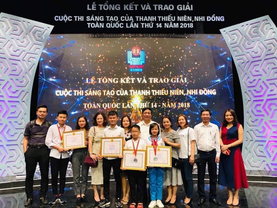 Hoàng Văn Yên (thứ 2 từ trái sang) nhận giải nhì tại cuộc thi sáng tạo dành cho thanh thiếu niên, nhi đồng toàn quốc lần thứ 14 - Ảnh NVCC