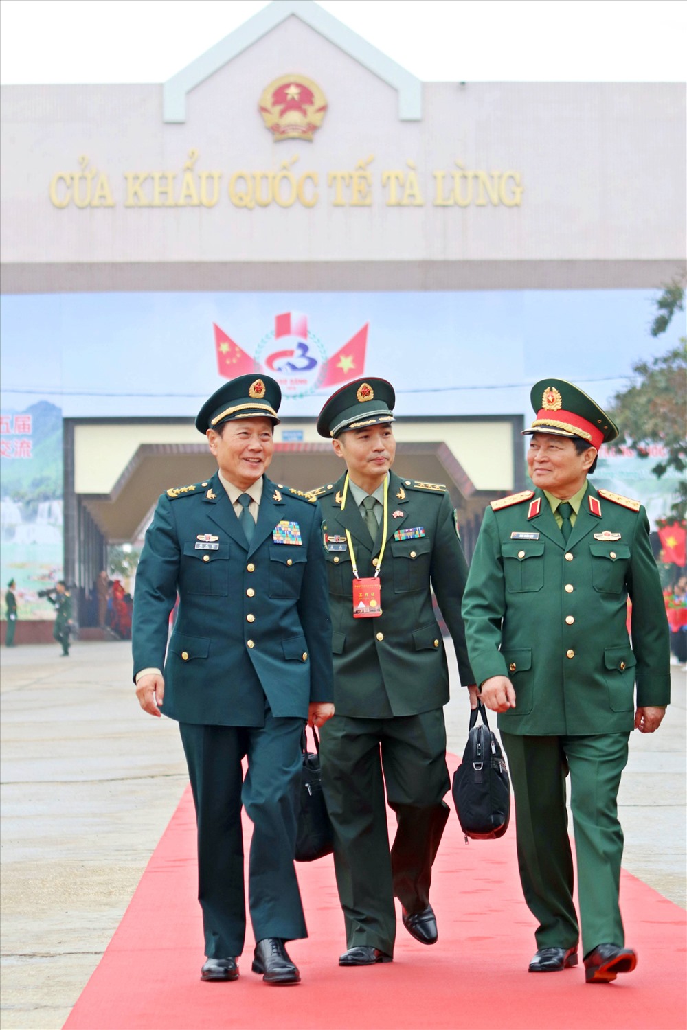 Đại tướng Ngô Xuân Lịch chủ trì lễ đón Thượng tướng Ngụy Phượng Hòa tại Cửa khẩu Quốc tế Tà Lùng, Cao Bằng, Việt Nam.
