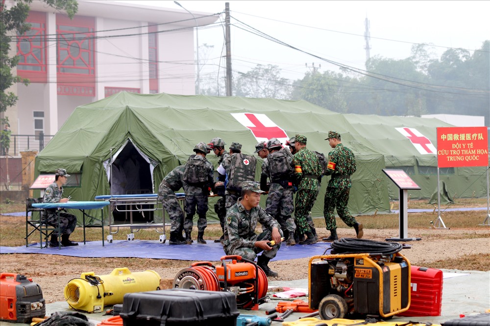 Trong khuôn khổ Giao lưu Quốc phòng Hữu nghị lần thứ 5, Bộ trưởng Việt Nam và Trung quốc chứng kiến Diễn tập liên hợp cứu trợ thảm họa, dịch bệnh khu vực biên giới