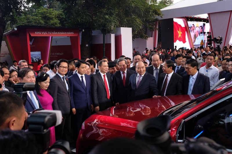 Thủ tướng cùng các lãnh đạo bộ ngành xem các mẫu xe của Vinfast.