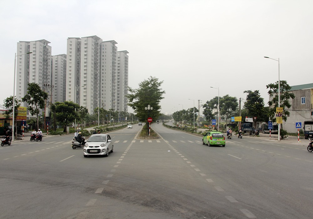 Tuyến phố được xây dựng với 4 làn xe chạy và phân rõ làn dành riêng cho ô tô và làn dành cho xe máy, xe đạp.