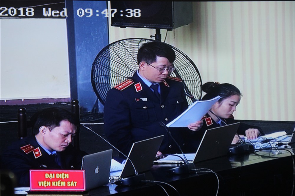Đại diện VKS đọc bản luận tội và đề nghị mức án với các bị cáo. Ảnh Cao Nguyên.