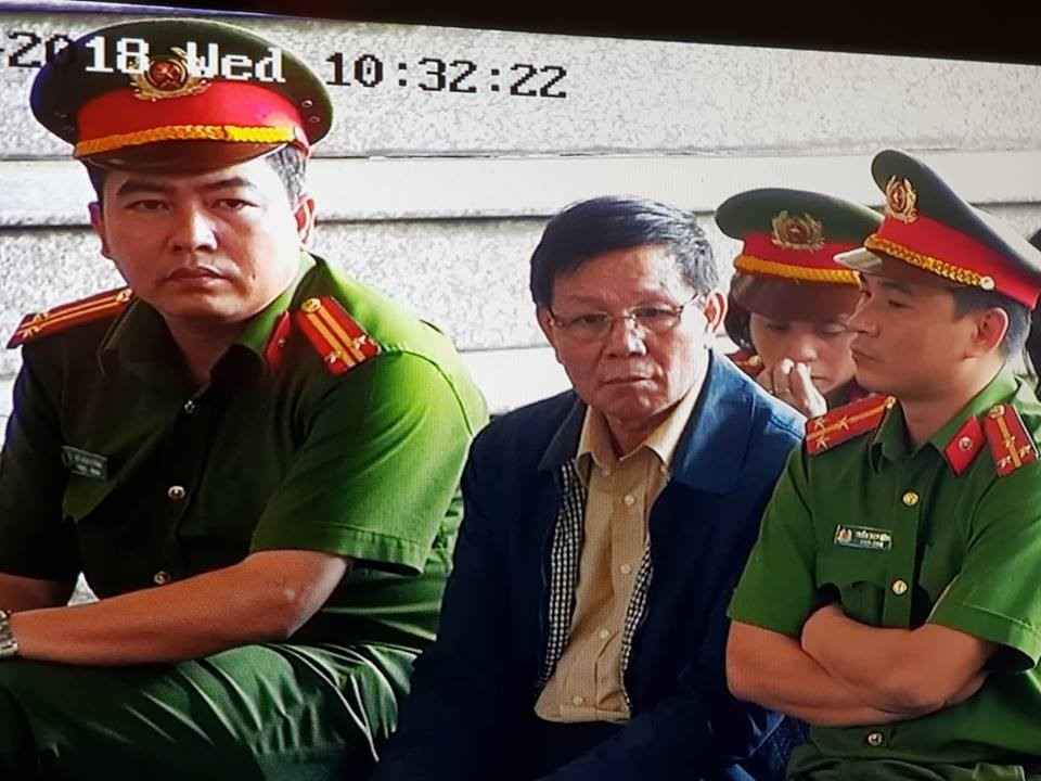 Bị cáo Phan Văn Vĩnh nghe đại diện VKS đề nghị mức án về mình. Ảnh Cao Nguyên.