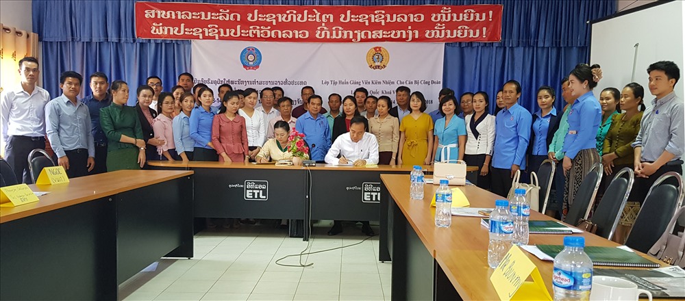 Chủ tịch CĐCTVN Trần Quang Huy ký kết biên bản cuộc họp với Trưởng ban Tuyên truyền giáo dục TƯLH Công đoàn Lào Chông Chít Vông Sa.
