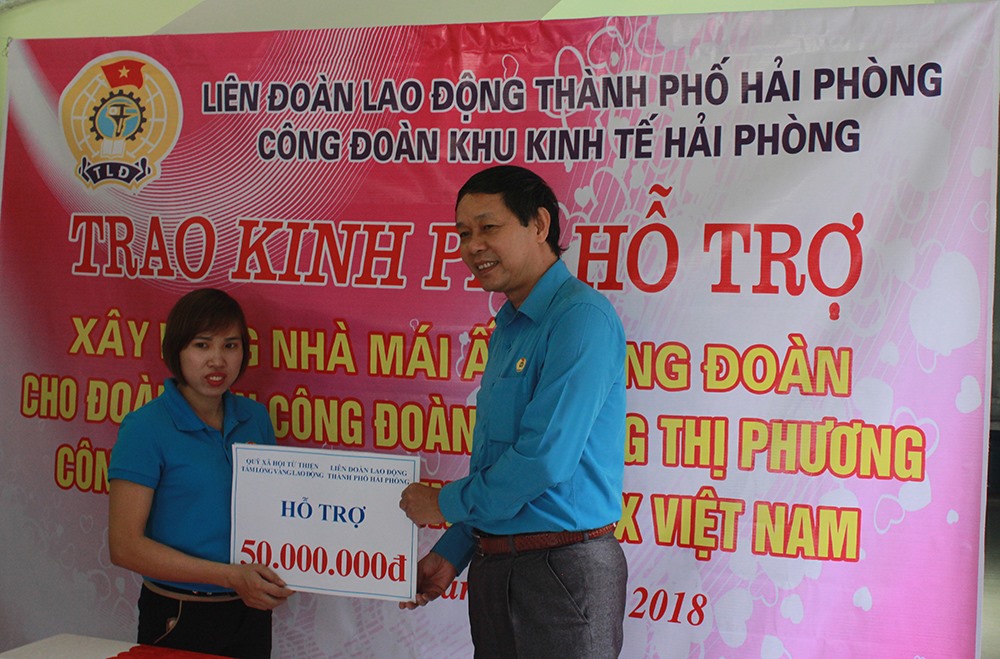 Ông Hoàng Đình Long - Phó Chủ tịch LĐLĐ thành phố trao kinh phí cho gia đình đoàn viên Dương Thị Phương.