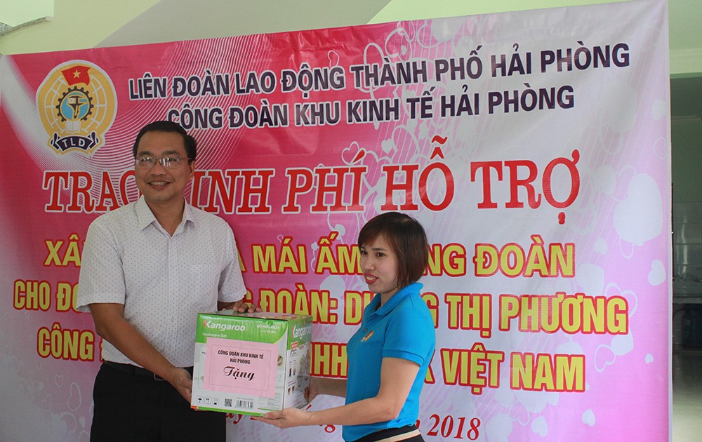 Đồng chí Nguyễn Hồng Quang tặng quà cho đoàn viên Phương.