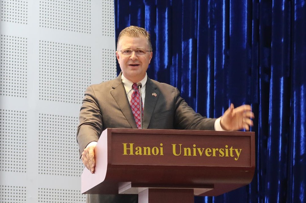 Đại sứ Mỹ Daniel J. Kritenbrink phát biểu tại Đại học Hà Nội ngày 21.11. Ảnh: Vân Anh