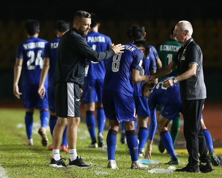 HLV Eriksson (ngoài cùng bên phải) bắt tay các cầu thủ Thái Lan sau khi trận đấu khép lại. Ảnh: Siam Sport.