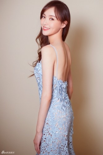 Sau đám cưới, nữ diễn viên Đường Yên bất ngờ thay đổi gu thời trang với bộ đầm ren hai dây.